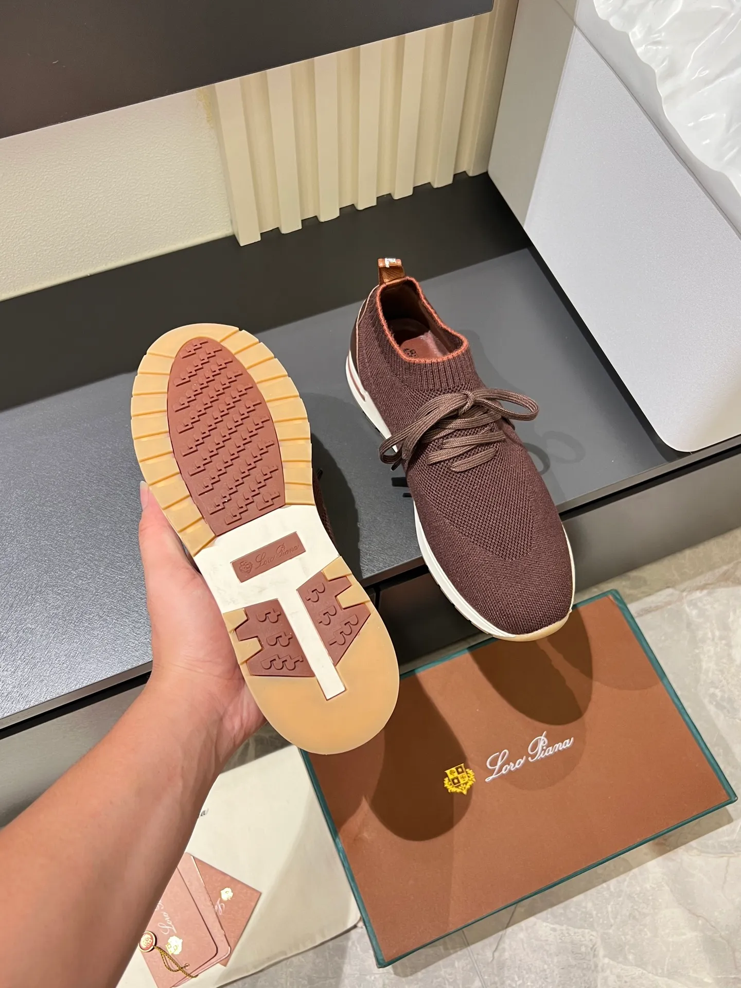 Men's Men's Shoes 💰p380 Loro Men's Shoes 💰piana/Noyo Piana 360 L Men's Shoes 💰p Flexy Walk Men's Sports Shoes These sports shoes are made of knitted wool uppers, and the heel is wrapped in smooth calf leather. Merino sheep are selected from Australia and New Zealand. The upper is machine-woven like a sweater, and then equipped with a white rubber outsole and a Kummel-colored sole. It is both beautiful and non-slip. The fabric is 100% cashmere and the insole is calf leather. It is super comfortable on the feet! Comes with full original packaging! Multiple colors available! Size: 38-44 (45 customized)